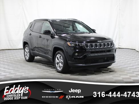 Used 2025 Jeep Compass Latitude AWD/4WD image 1