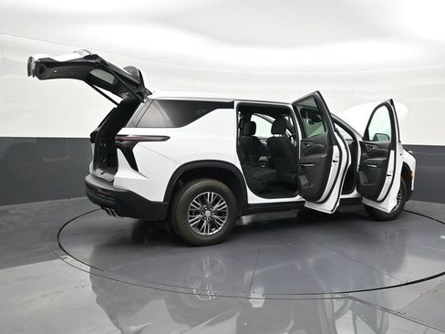Used 2024 Chevrolet Traverse LS FWD image 31