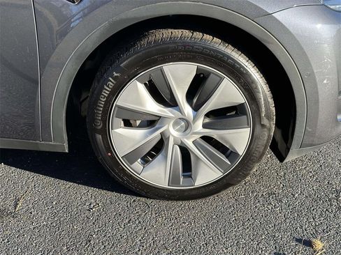 Used 2022 Tesla Model Y Long Range image 24