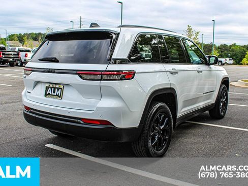 Used 2025 Jeep Grand Cherokee Altitude AWD/4WD image 5
