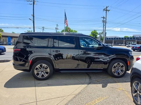 Used 2024 Jeep Wagoneer Series II w/ Flexible Seating Group AWD/4WD image 6