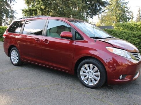 Used 2011 Toyota Sienna XLE w/ Entertainment Pkg image 2