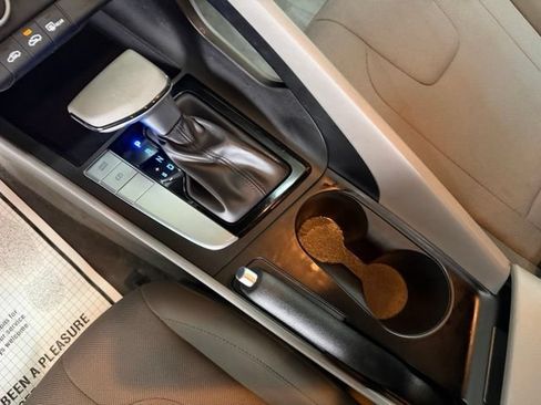 Certified 2025 Hyundai Elantra SE FWD image 22