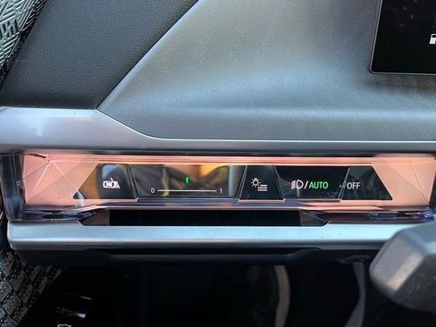 Used 2023 BMW 740i w/ Executive Package image 26