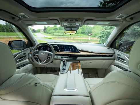 Used 2023 Cadillac Escalade ESV Sport Platinum AWD/4WD image 15