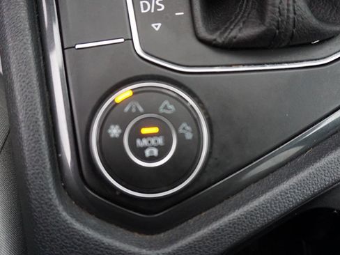 Used 2020 Volkswagen Tiguan S image 30