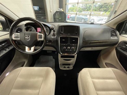 Used 2019 Dodge Grand Caravan SE w/ UConnect Hands-Free Group image 17