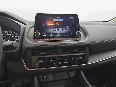 Used 2025 Nissan Rogue S AWD/4WD image 17