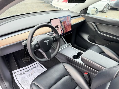 Used 2022 Tesla Model Y Long Range image 11