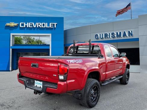 Used 2018 Toyota Tacoma TRD Sport image 3