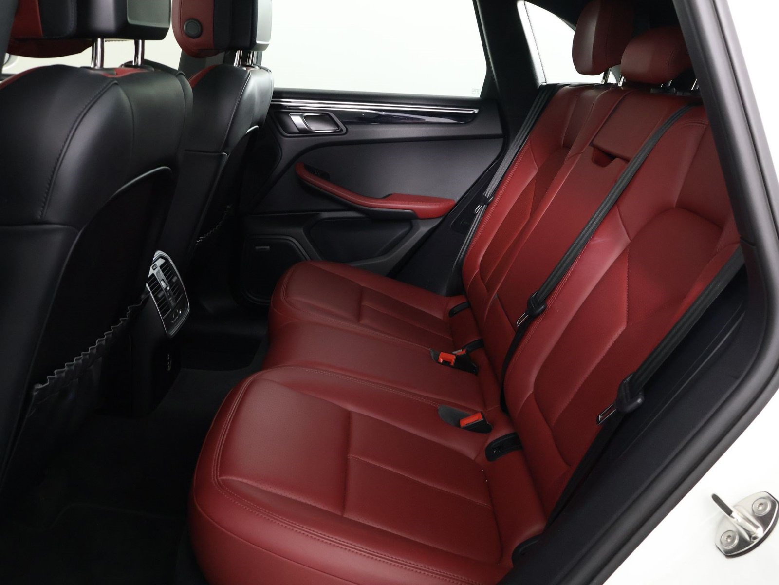 Certified 2023 Porsche Macan AWD/4WD image 33