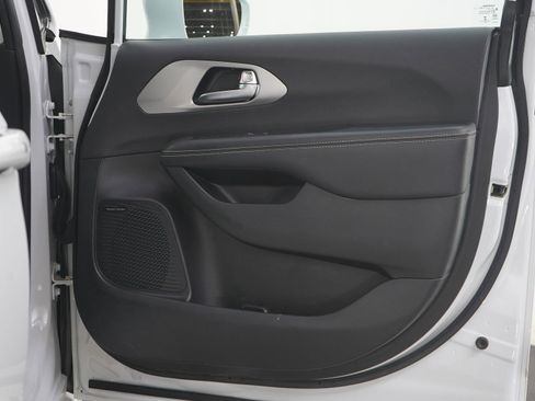 Used 2022 Chrysler Pacifica Limited w/ S Appearance Package image 12