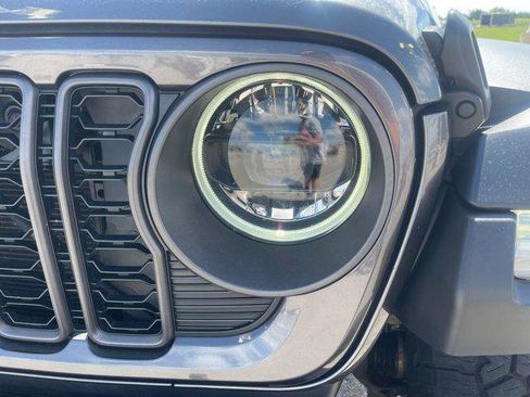 Used 2024 Jeep Gladiator Rubicon w/ Technology Group image 9