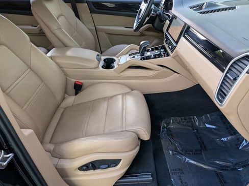 Used 2023 Porsche Cayenne Platinum Edition AWD/4WD image 22