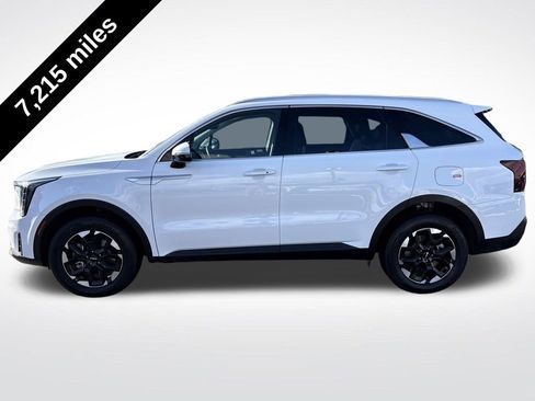 Used 2025 Kia Sorento S image 3