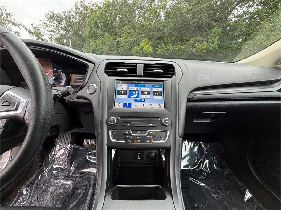 Used 2018 Ford Fusion SE w/ Equipment Group 201A FWD image 11