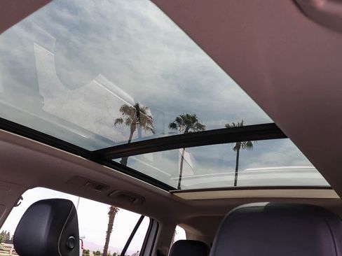 Used 2023 Volkswagen Tiguan SE w/ Panoramic Sunroof Package image 29