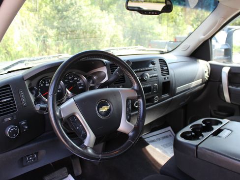 Used 2011 Chevrolet Silverado 2500 LT w/ Interior Plus Package AWD/4WD image 17