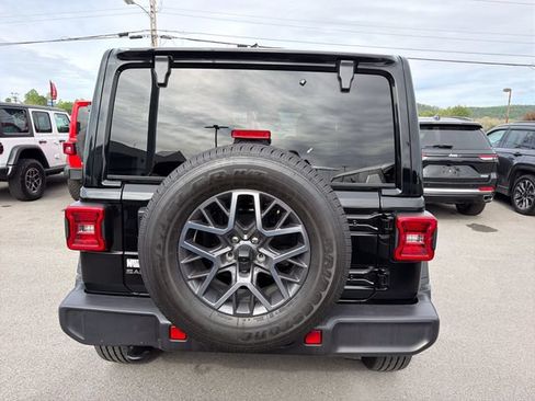 Used 2026 Jeep Wrangler Unlimited Sahara AWD/4WD image 7