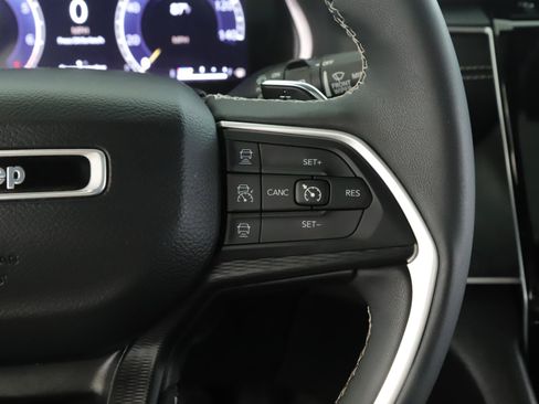 Used 2023 Jeep Grand Cherokee Altitude AWD/4WD image 10
