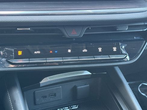 Used 2025 Buick Envision Preferred image 28