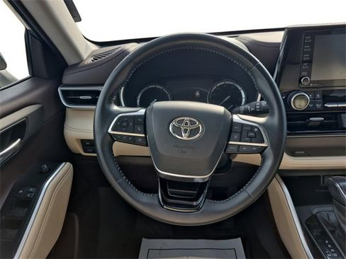 Used 2021 Toyota Highlander XLE image 12