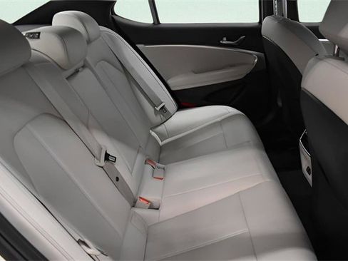 Used 2025 Genesis G70 2.5T image 19