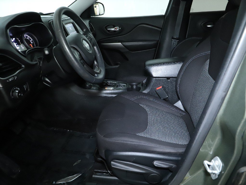 Used 2019 Jeep Cherokee Latitude w/ Popular Appearance Group AWD/4WD image 18