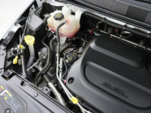 Used 2024 Chrysler Pacifica Touring-L image 17