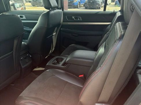 Used 2018 Ford Explorer XLT w/ XLT Appearance Package AWD/4WD image 8