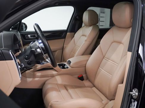 Certified 2023 Porsche Cayenne image 5