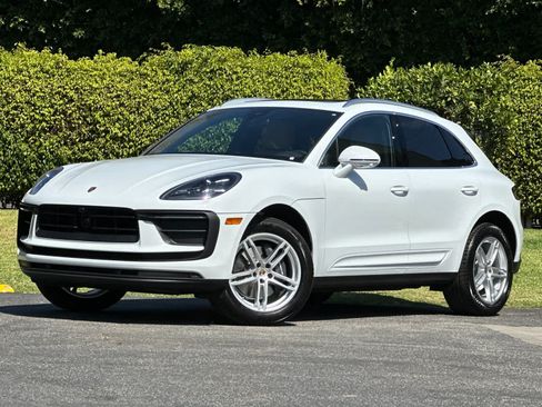 Certified 2026 Porsche Macan AWD/4WD image 1