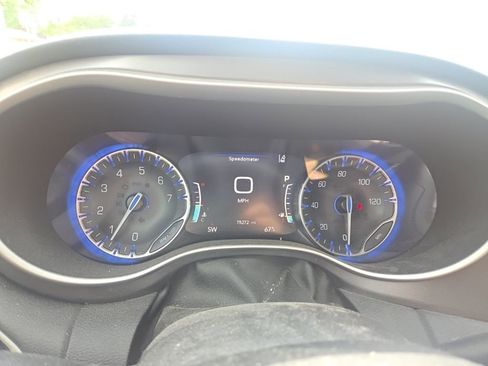 Used 2022 Chrysler Pacifica Touring-L image 11