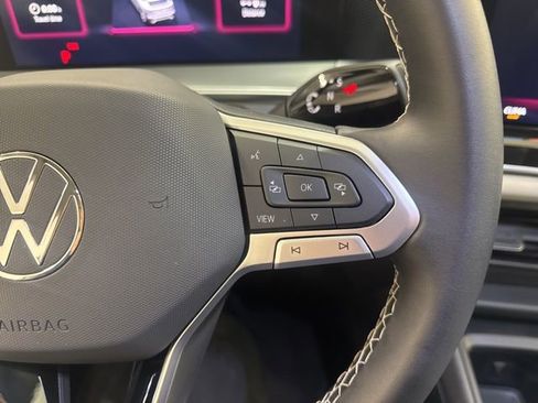 Certified 2025 Volkswagen Tiguan SE image 14