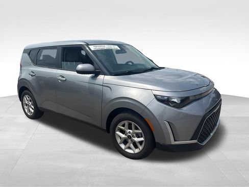 Used 2025 Kia Soul LX w/ LX Technology Package FWD image 7