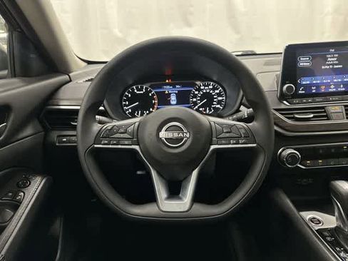 Used 2025 Nissan Altima 2.5 SV image 15