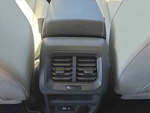 Used 2021 Volkswagen Tiguan SE image 16