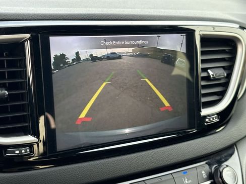 Used 2025 Chrysler Pacifica Select FWD image 21