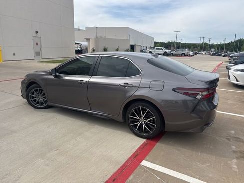 Used 2021 Toyota Camry SE image 5