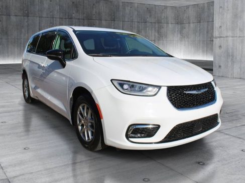 Used 2024 Chrysler Pacifica Touring-L FWD image 8