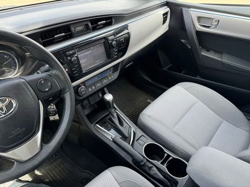 Used 2015 Toyota Corolla LE FWD image 2