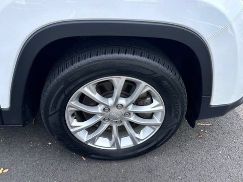 Used 2019 Jeep Cherokee Latitude w/ Popular Appearance Group FWD image 13