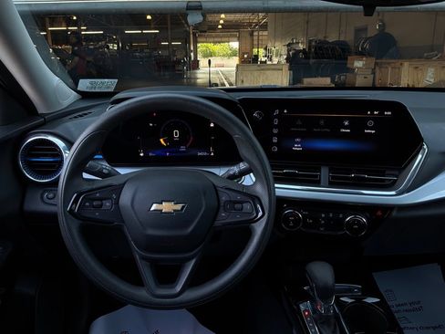 Used 2025 Chevrolet Trax LT FWD image 14
