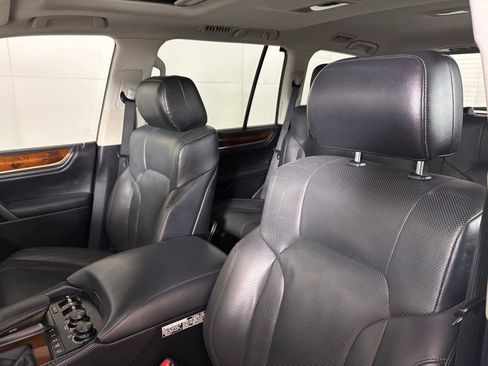 Used 2021 Lexus LX 570 4WD w/ Luxury Package image 17