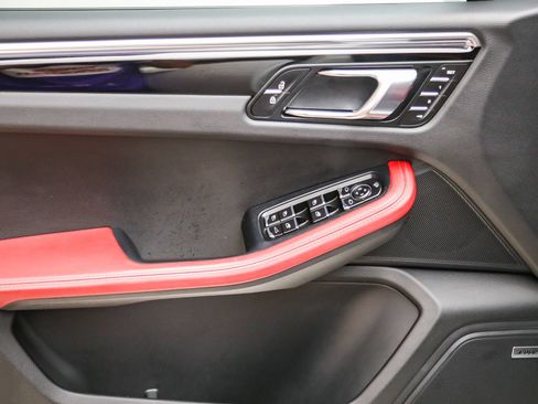 Certified 2025 Porsche Macan AWD/4WD image 27