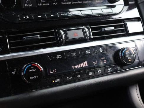 Certified 2025 Nissan Pathfinder SL w/ SL Premium Package FWD image 18