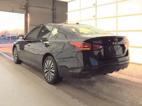 Used 2024 Nissan Altima 2.5 SV image 3