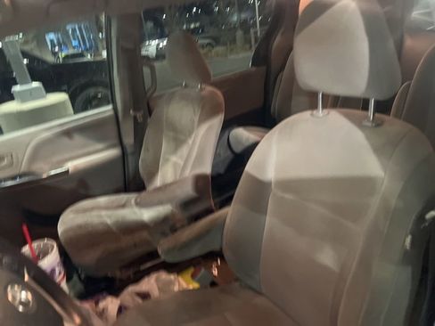 Used 2017 Toyota Sienna L image 4