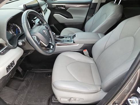 Used 2022 Toyota Highlander Limited FWD image 11