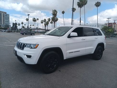 Used 2017 Jeep Grand Cherokee Laredo RWD image 3